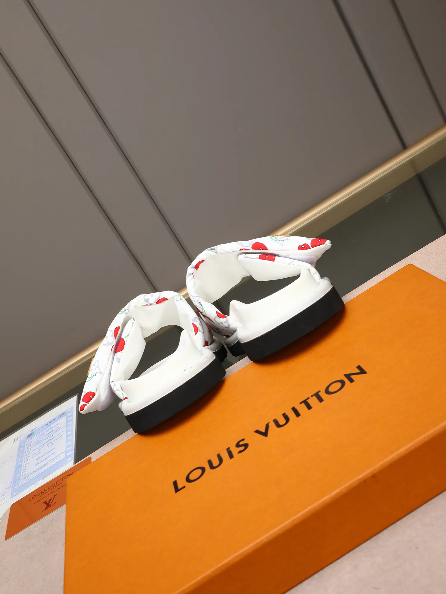 PP360 [LOUIS VUITTON] Louis Vuitton, LV printing, men's and women's slippers are on the market. The drawer box packaging comes with a cloth bag and a card. The upper pattern looks very soft and waxy, and it is a super versatile leg slimming tool. Fabric: imported denim/canvas/old fabric, LV hardware LOGO, official website pattern printing, comfortable to wear, feet: high-elastic PU water table. Sole: foam sole, heel height: about 5cm. Code number: 35-46, 35, 45, 46 are custom-made and non-returnable. Color: multiple colors and styles available.